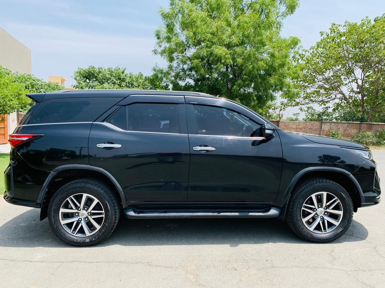 Toyota Fortuner 2.4G 2023 for rent