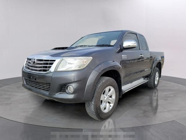 Toyota Hilux 2.4E 2015 for rent